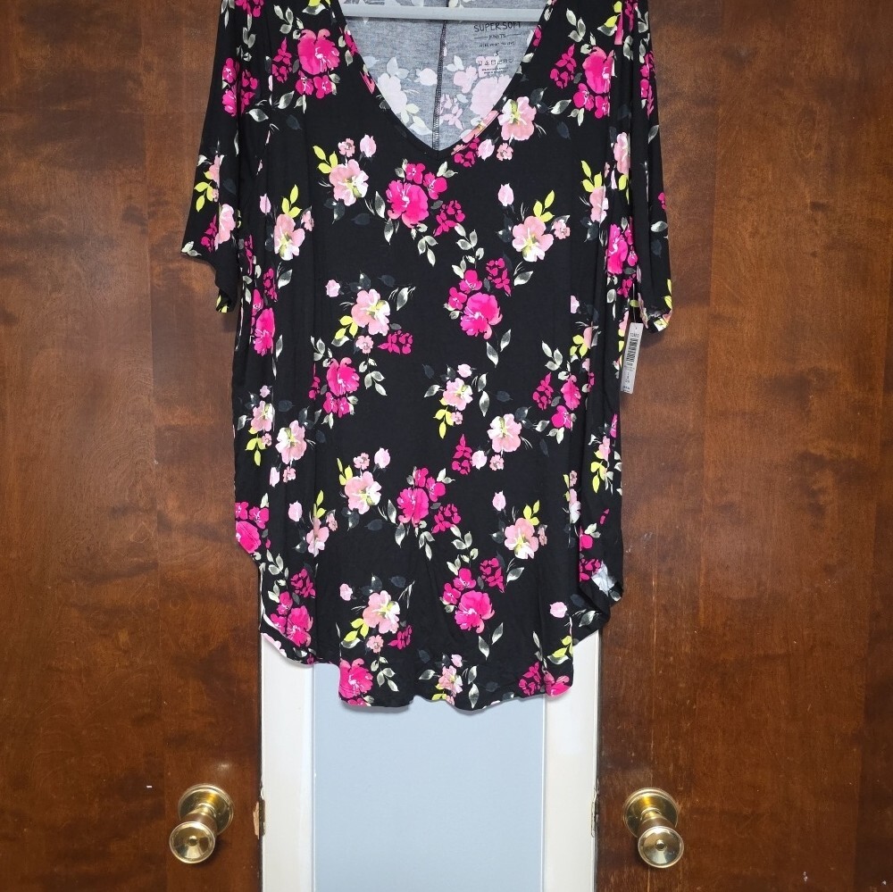 NWT Size 3 Torrid Black Tunic with Neon Pink Floral Print